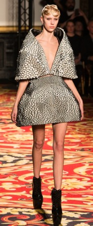 パリ・ファッション・ウィークに3Dプリンタ製の服が登場1