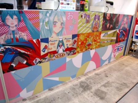 【TGS2013レポート】東京ゲームショウのフードコーナーで初音ミクのステッカーをGET！5