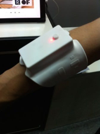【TGS2015】腕に巻くだけで「触感」が得られるVRゲーム用コントローラー「UnlimitedHand」