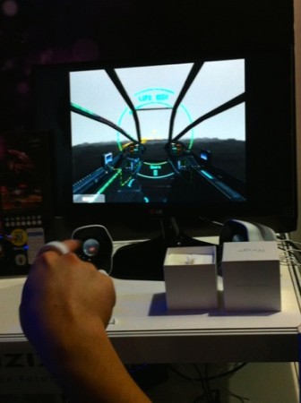 【TGS2015】VR対応ヘッドマウントディスプレイ「iWearHD」と指輪型ウェアラブルデバイス「Ring」でVRゲームをプレイ