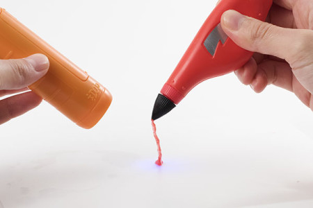 メガハウス、樹脂を光で固める3Dプリンティングペン「3Dドリームアーツペン」を11月に発売