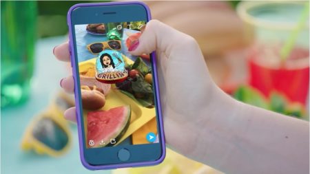 Snapchat、買収したBitstripsのアバター絵文字サービス「Bitmoji」を新機能として実装