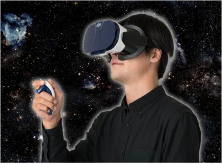 ソフトバンク、「+Style」にてタカラトミーの専用コントローラー付きVRゴーグル「JOY!VR 宇宙の旅人」を販売開始